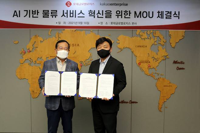 박찬복 롯데글로벌로지스 대표(왼쪾), 백상엽 카카오엔터프라이즈 대표 (사진=카카오엔터프라이즈)