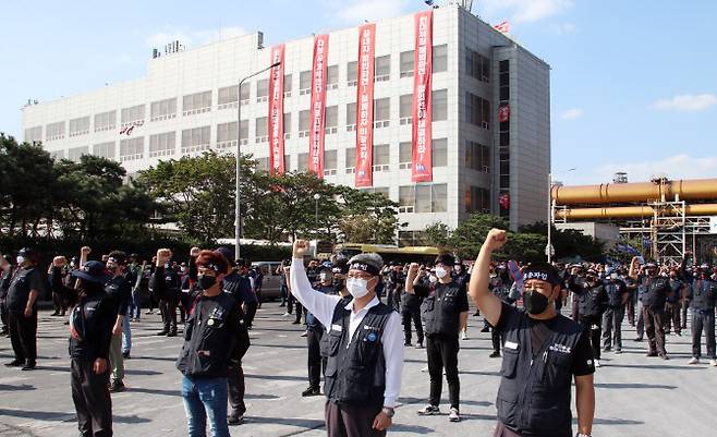 전국 금속노동조합 현대제철 비정규직지회 노조원들이 지난 15일 오후 현대제철 충남 당진제철소에서 집회를 열고 자회사 설립 중단과 조합원의 정규직 고용을 촉구하고 있다. (사진=연합뉴스)