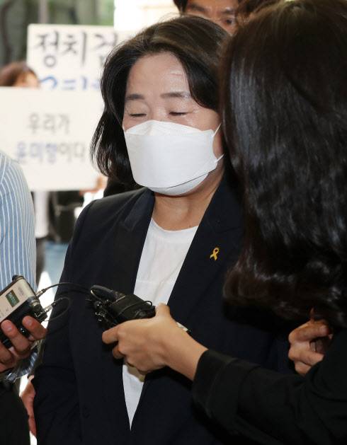 정의기억연대 후원금 유용 혐의 등으로 기소된 윤미향 더불어민주당 의원이 17일 오후 서울 마포구 서울서부지방법원에서 열린 보조금 관리에 관한 법률 위반·사기·기부금품법 위반·업무상횡령 등 8개 혐의 관련 공판에 출석하고 있다.(사진=뉴스1)