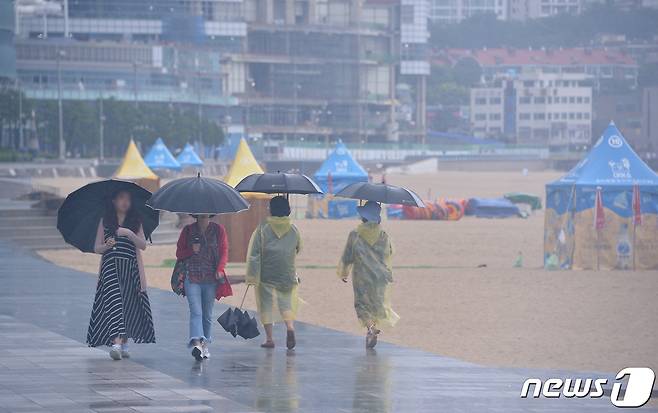비가 내리는 부산 해운대해수욕장 모습. 2019.6.26/뉴스1 © News1 여주연 기자