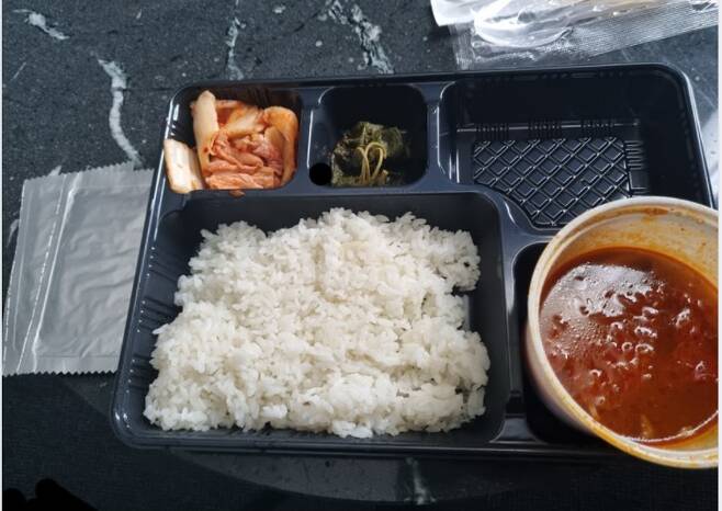 16일 9공수여단 '인천공항 검역 지원' 용사가 받은 점심 식사. 맨밥에 김치만 눈에 띈다. (육대전 갈무리) © 뉴스1