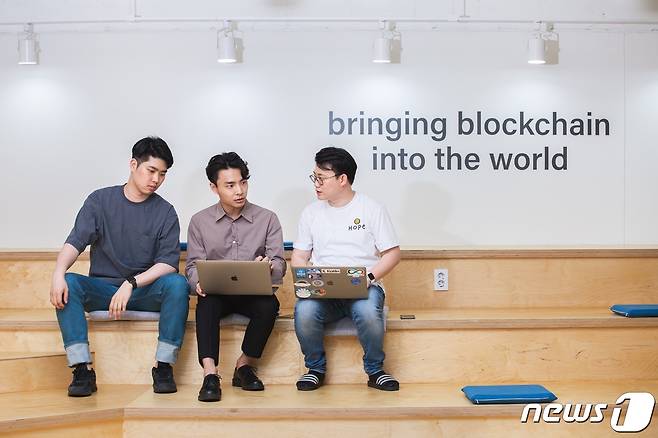 코인원 직원들이 본사 대회의실에서 대화를 나누고 있다. (코인원 제공) © 뉴스1