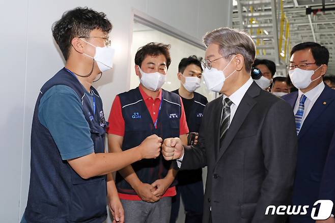 더불어민주당 대선 경선 후보인 이재명 경기도지사가 17일 오전 광주 광산구 빛그린산업단지 광주글로벌모터스(GGM)에서 공장 내부를 둘러보며 공장 직원들과 인사하고 있다.2021.9.17/뉴스1 © News1 황희규 기자