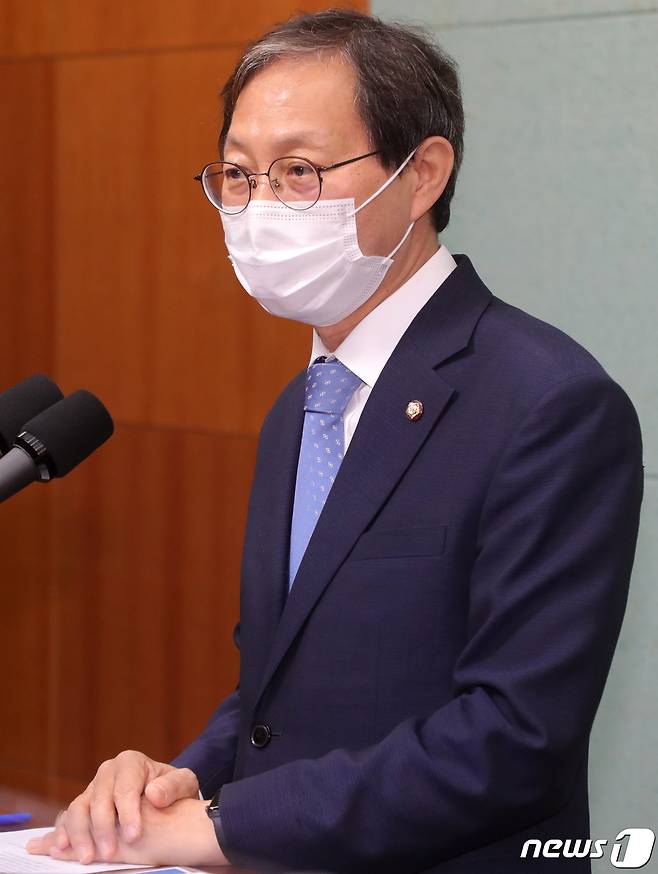 김성주 더불어민주당 전북도당위원장이 17일 전북 전주시 전북도의회에서 '정세균 후보 사퇴 이후 전북과 대선 공약 개발'관련 기자회견을 하고 있다. 2021.9.17/뉴스1 © News1 유경석 기자