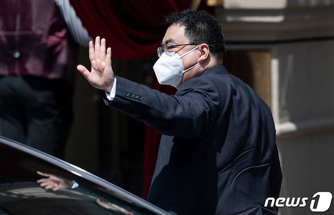 왕쥔 유엔 중국 특사가 20일(현지시간) 오스트리아 빈의 그랜드호텔에서 일시 중단된 이란 핵 합의 당사국 회담장을 떠나고 있다. © AFP=뉴스1 © News1 우동명 기자