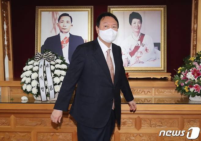 윤석열 국민의힘 대선 경선 후보가 17일 오전 경북 구미시 박정희 전 대통령 생가를 찾아 추모관에서 참배를 마친 뒤 돌아서고 있다. 2021.9.17/뉴스1 © News1 공정식 기자