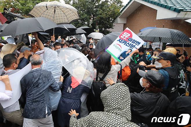 윤석열 국민의힘 대선 경선 후보가 17일 오전 경북 구미시 박정희 전 대통령 생가를 찾는다는 소식이 전해진 가운데 박근혜 전 대통령 지지자들이 대거 몰려 생가 진입로에서 경찰과 충돌하고 있다. 9.17/뉴스1 © News1 공정식 기자