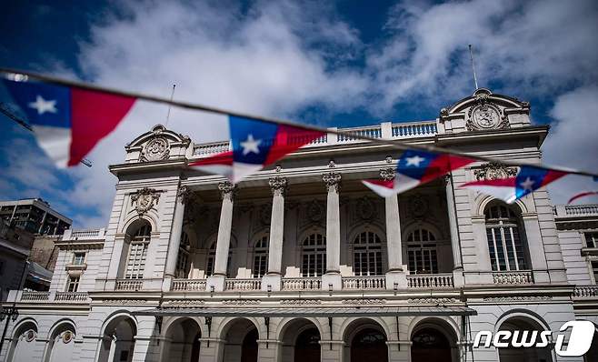 칠레는 팬데믹으로 문 닫았던 산티아고 시립 극장을 2021년 9월 15일부터 다시 열었다. 사진은 재개장 이틀 전 산티아고 시립 극장 전경. © AFP=뉴스1 © News1 최서윤 기자