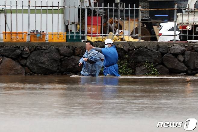 17일 오전 제14호 태풍 '찬투(CHANTHU)'이 할퀴고 간 제주시 용담 2동 저지대가 침수돼 성인 남성 허리까지 물이 찼다.2021.9.17/뉴스1 © News1 홍수영 기자