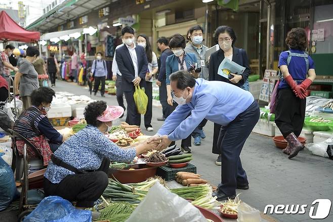 허석 순천시장이 전통시장에서 추석장을 보면서 시장상인들을 격려하고 있다(순천시청 제공)2021.9.17/© 뉴스1