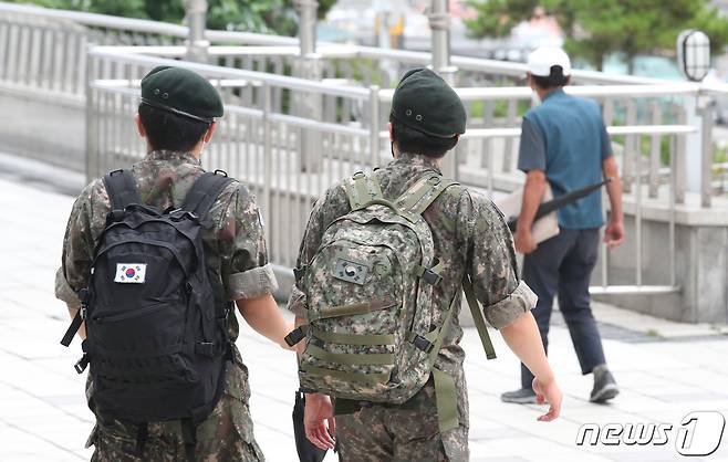 지난 7월11일 오전 서울역 광장에 마련된 중구 임시 선별검사소 앞에서 군인들이 발걸음을 옮기고 있다. 2021.7.11/뉴스1 © News1 임세영 기자