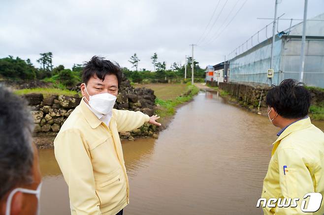 구만섭 제주도지사 권한대행이 17일 오후 제14호 태풍 '찬투'로 침수피해를 입은 제주시 한경면 신창리 상습침수지역을 찾아 현장상황을 둘러보고 있다.2021.9.17.(제주도 제공)© 뉴스1