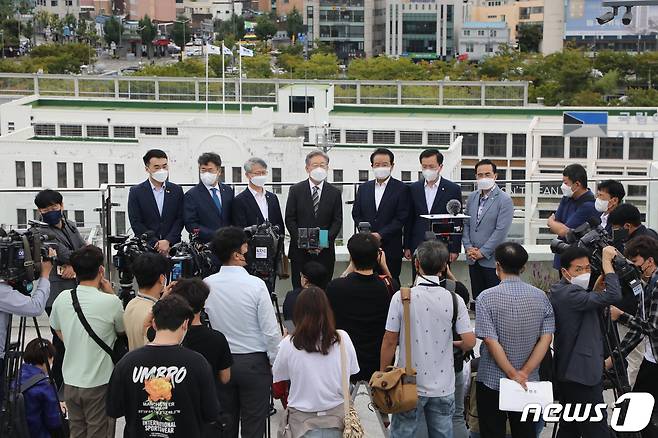 이재명 더불어민주당 대선 경선 후보가 17일 광주 동구 금남로 전일빌딩245 건물 옥상에서 옛 전남도청을 배경으로 기자들과 질의응답을 하고 있다. 이 후보는 "이번 대선은 기득권 적폐세력과의 마지막 승부＂라며 ＂다시 호남의 힘, 호남의 결단이 필요하다＂고 강조했다.2021.9.17/뉴스1 © News1 박준배 기자