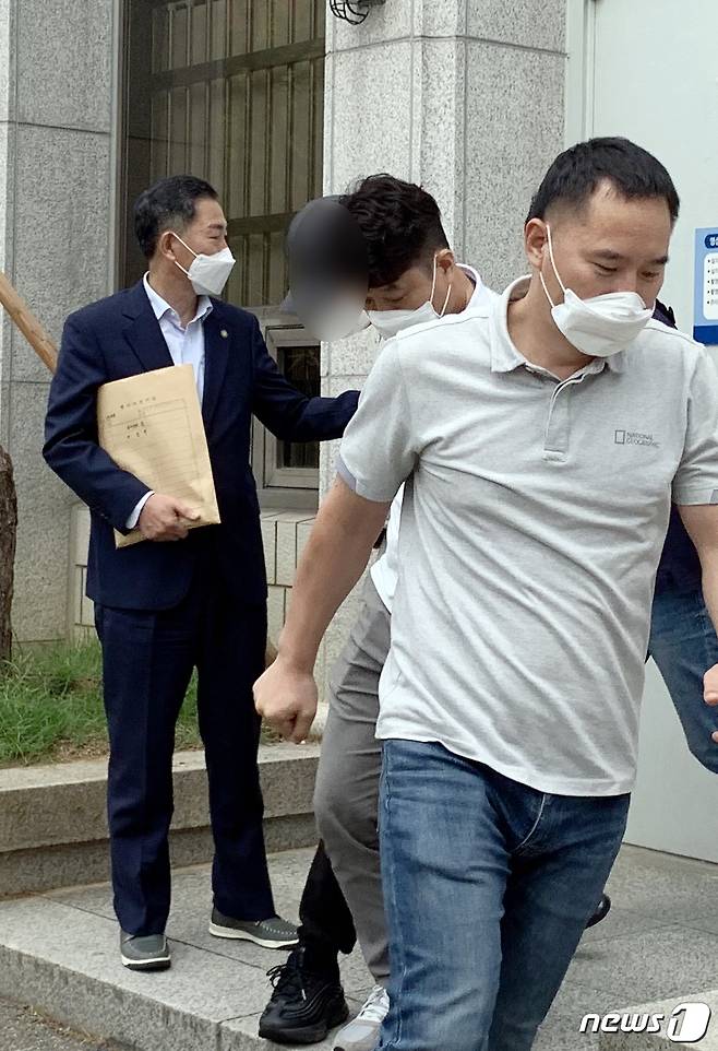 사회 초년생들을 노예처럼 부리고 인권을 유린한 이른바 '노예 PC방 사건'을 일으킨 혐의를 받는 업주 A씨(36)가 17일 오전 피의자 심문을 받은 뒤 광주지방법원을 나서고 있다.2021.9.17/뉴스1© 뉴스1