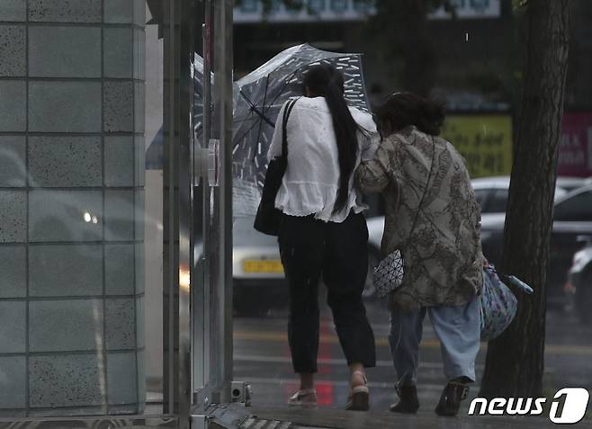제14호 태풍 '찬투(CHANTHU)'의 영향으로 비바람이 몰아치는 17일 오후 울산 남구 삼산동 일대에서 시민들이 우산을 부여잡고 걷고 있다. 2021.9.17/뉴스1 © News1 윤일지 기자