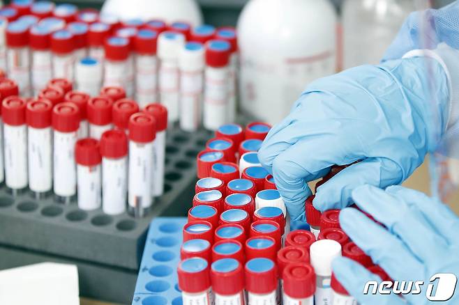 광주 북구 선별진료소에서 의료진이 검체통을 정리하고 있다. © News1 DB