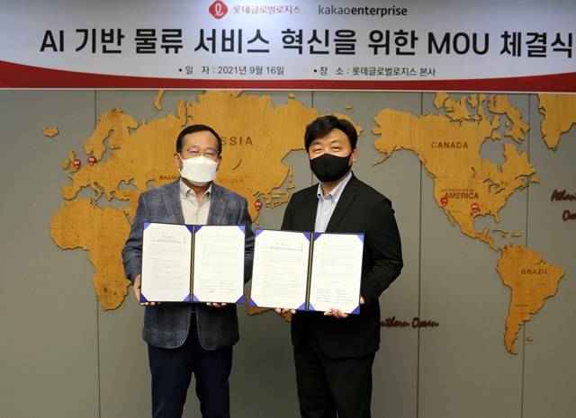 백상엽 카카오엔터프라이즈 대표(오른쪽)와 박찬복 롯데글로벌로지스 대표가 지난 16일 서울 중구 롯데글로벌로지스 본사에서 인공지능 기반 물류 생태계 구축 협력 및 비즈니스 모델 확대 추진을 위한 업무협약을 체결한 뒤 기념 촬영을 하고 있다. /카카오엔터프라이즈 제공