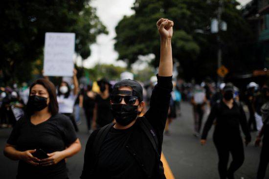 엘살바도르 국민들이 지난 15일(현지시간) 수도 산살바도르에서 비트코인 사용 반대와 나이브 부켈레 대통령의 연임 반대를 외치며 시위를 벌이고 있다.   [사진 제공= 로이터연합뉴스]