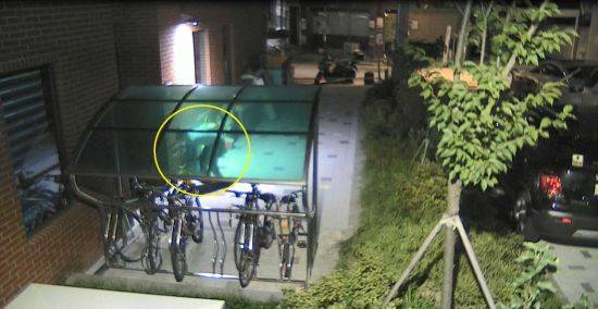 상봉2동 주민센터 후문에 동전을 두고 가는 익명의 기부자 모습