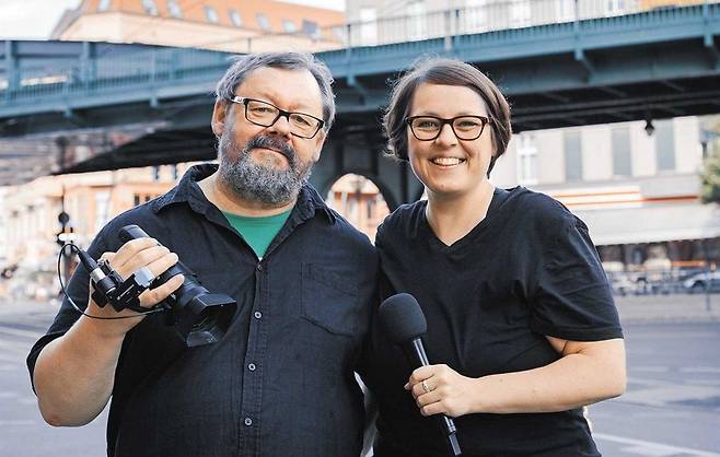 언어 학습 콘텐츠를 제작하는 유명 크리에이터 야누츠 하머스키(왼쪽)와 카리 슈미트 /패트리온