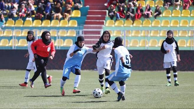 탈레반 장악 이전 아프가니스탄의 여자 축구선수들이 히잡을 쓰고 관중 앞에서 경기를 하는 모습. /트위터