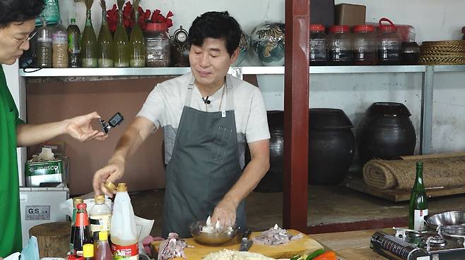 이연복 셰프가 KBS1 TV 추석 특집 '키스넘버9'에서 현지 재료를 이용해 직접 요리를 만들고 있다. /KBS제공