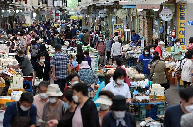 추석 연휴를 하루 앞둔 17일 오전 강원 춘천시 풍물시장이 제수품 등을 구매하기 위한 시민들로 붐비고 있다.