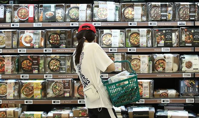 코로나19 장기화로 간소한 비대면 명절 쇠기가 확산하는 가운데, 서울 시내 한 대형마트에서 한 소비자가 추석 한 상용 밀키트를 살펴보고 있다. /연합뉴스