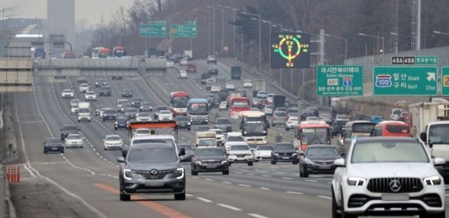 경기 성남 분당구 궁내동 서울톨게이트 인근에서 차량들이 서울을 빠져나가고 있다.ⓒ연합뉴스