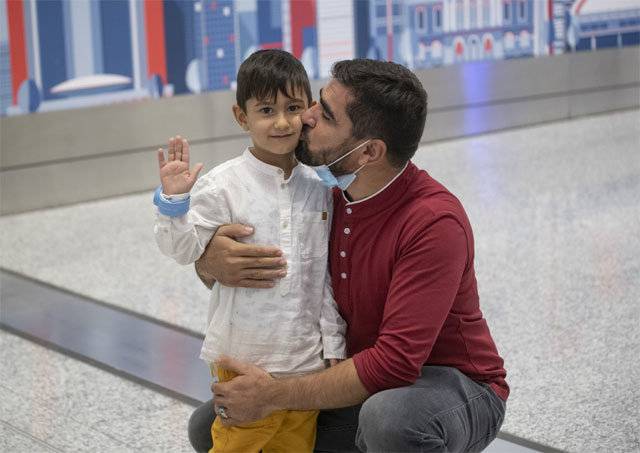 13일(현지 시간) 캐나다 토론토 공항에서 재회한 알리(가명·왼쪽)와 아버지. 글로브앤드메일 캡처