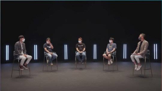 15일 'ai.x2021' 컨퍼런스에서 박규병(왼쪽부터) 튜닙 대표, 남세동 보이저엑스 대표, 김태수 네오사피엔스 대표, 김종윤 스캐터랩 대표, 노정석 B팩토리 대표가 토론을 하고 있다. 온라인 영상캡처