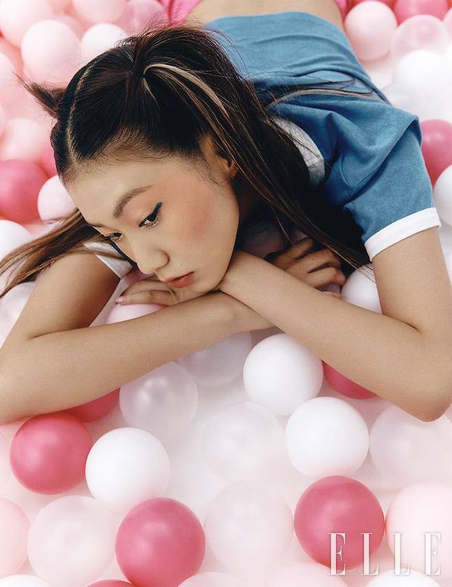 블루 티셔츠는 Moonsun. 팬츠는 Pax00100.