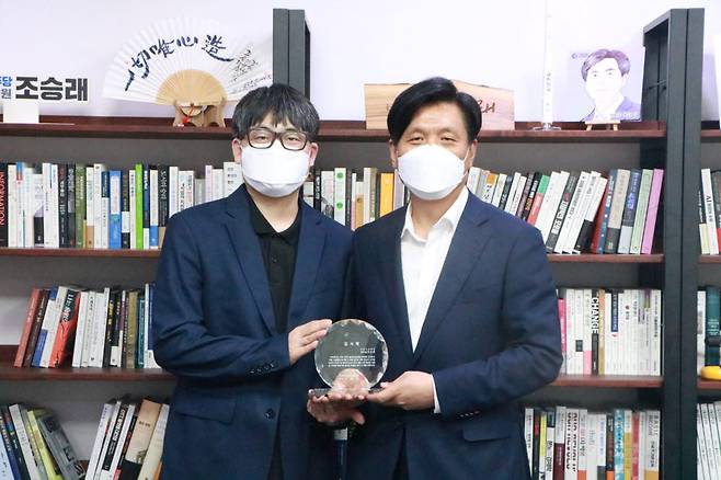 서범강 한국웹툰산업협회장(왼쪽)과 조승래 의원이 감사패 전달 후 기념 촬영하고 있다.