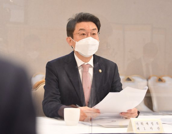 이억원 기획재정부 차관이 17일 서울 광화문 정부서울청사에서 열린 '제32차 혁신성장 전략점검회의 겸 코로나 정책점검회의 겸 한국판뉴딜 점검 TF 겸 제27차 물가관계차관회의'에서 모두발언을 하고 있다. /사진=기획재정부