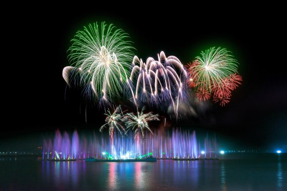 목포시 평화광장 앞바다에서 펼쳐지는 '춤추는 바다분수 불꽃쇼' 모습