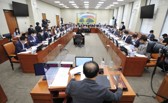 윤재옥 정무위원장이 9월16일 오전 서울 여의도 국회에서 열린 정무위원회 전체회의를 개의하고 있다. 이날 정무위에서는 올해 국감에서 김범수 카카오 이사회 의장을 증인으로 채택하는 안건을 처리했다. /사진=뉴스1