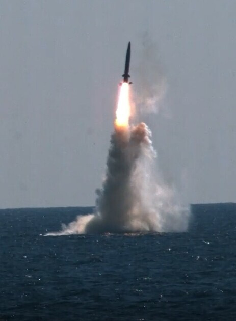 A South Korean-developed submarine-launched ballistic missile (SLBM) is launched from a 3,000-ton Dosan Ahn Chang-ho-class submarine on Wednesday. President Moon Jae-in, along with other key government and military figures, were present during the test at the Agency for Defense Development’s Anheung Test Center. (provided by the Ministry of National Defense)