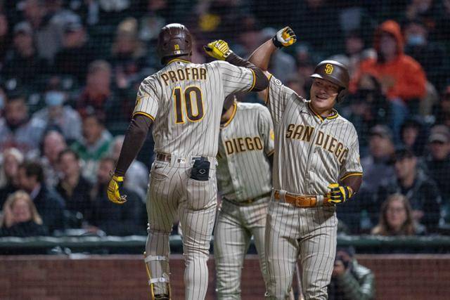 샌디에이고의 김하성(오른쪽)이 17일(한국시간) 미국 캘리포니아주 샌프란시스코 오라클파크에서 샌프란시스코 자이언츠와 벌인 미국프로야구 메이저리그(MLB) 방문 경기에서 팀동료인 주릭슨 프로파의 투런홈런에 환호하고 있다. 샌프란시스코=USA투데이 연합뉴스