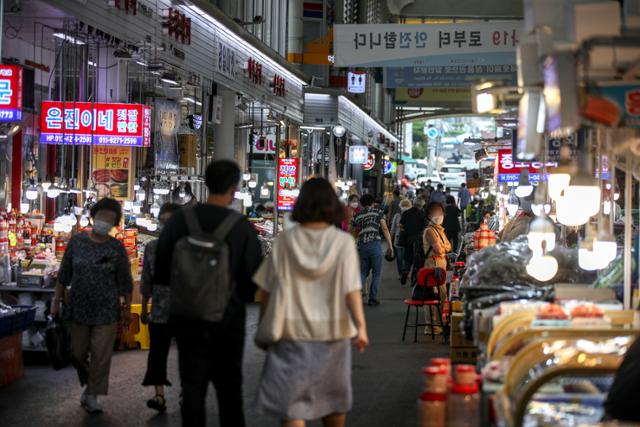 지난달 26일 서울시내 한 전통시장을 찾은 시민들이 장을 보고 있다. 뉴시스