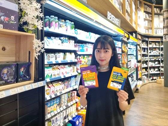 홍보모델이 이마트24 매장에서 무약정 LTE 유심 판매 소식을 전하고 있다. KT엠모바일 제공