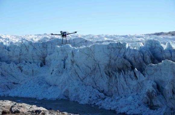 그린란드 러셀빙하를 관측하는 UM-4 드론. [사진=과기정통부]