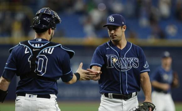 최지만의 소속팀 탬파베이는 17일(한국시간) 열린 디트로이트와 2021 MLB 홈 경기에서 5-2로 이겼다. 이날 승부에 쐐기를 박은 투런포를 친 마이크 주니노(왼쪽)가 경기 종료 후 J.T. 샤그와(투수)와 악수를 나누고 있다. [사진=뉴시스]