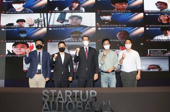 왼쪽부터 강병모 한국전자기술연구원 본부장, 이지용 SK텔레콤 팀장, 토마스 클라인 메르세데스-벤츠 코리아 대표, 이태훈 서울산업진흥원 본부장, 허제 N15 공동대표. [사진=메르세데스-벤츠 코리아]