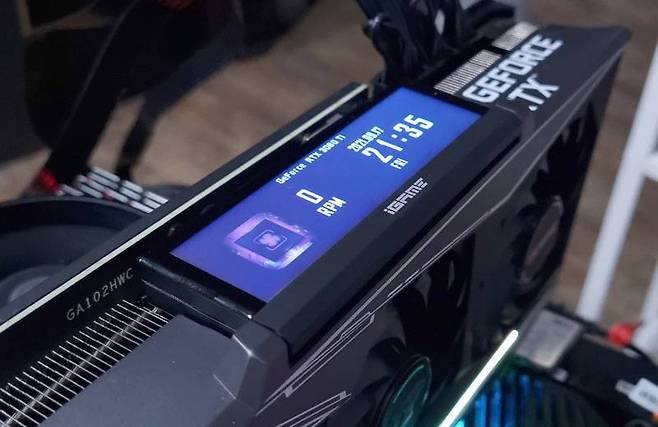 LCD는 90도 범위로 각도를 조절할 수 있다