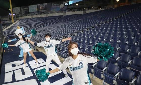 지난달 27일 창원NC파크에서 열린 2021 KBO 프로야구 NC 다이노스와 두산 베어스 경기. 무관중으로 열렸다. 전직 질병관리본부장은 접종완료자는 제한없이 입장시키자고 제안한다. 연합뉴스