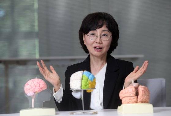 국가 치매극복연구개발사업단장인 묵인희 서울대학교 의과대학 교수가 8일 서울 대학로 사업단 사무실에서 중앙일보와 인터뷰를 갖고 있다. 김상선 기자