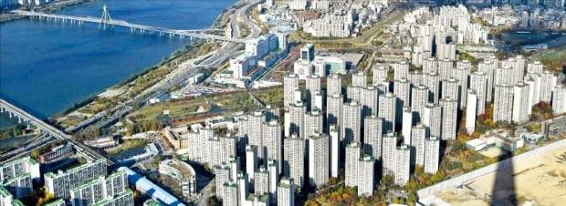 강남 지역 집값이 가파른 상승세를 보이고 있다. 이번주 서울에서 아파트 매매가격 상승률이 가장 높은 송파구 신천동 파크리오 아파트.  /한경DB
