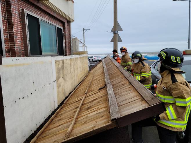 태풍 찬투가 몰고온 강풍으로 제주시 외도동 건물 외벽이 파손됐다. 제주도소방안전본부 제공