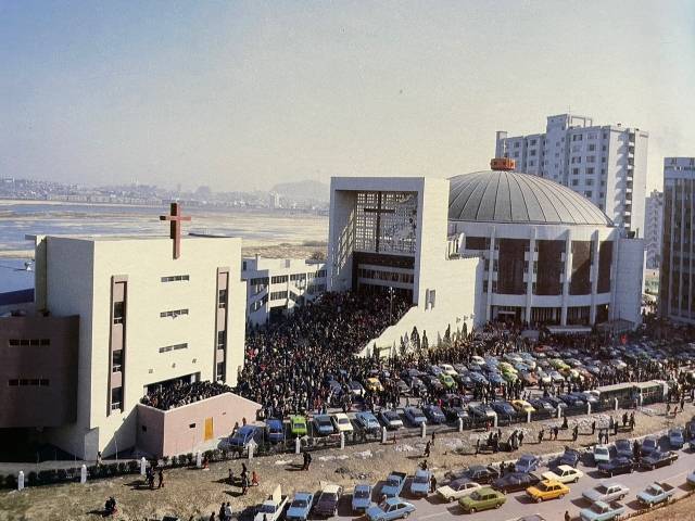 1981년 여의도순복음교회 전경. 당시는 십자가탑 자리에 건물이 있었다.