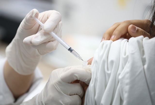 서울 마포구민체육센터에 마련된 코로나19 예방접종센터에서 의료진이 화이자 백신을 접종하고 있다. 연합뉴스